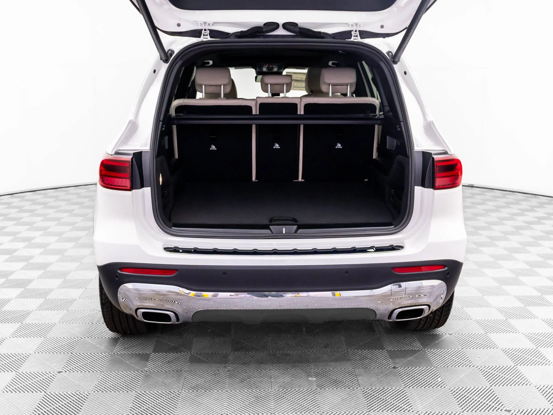 New 2026 White Mercedes-Benz GLB 250 image 33