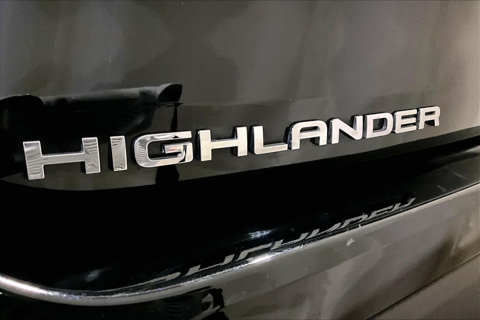 Used 2022 Midnight Black Metallic Toyota XLE image 18