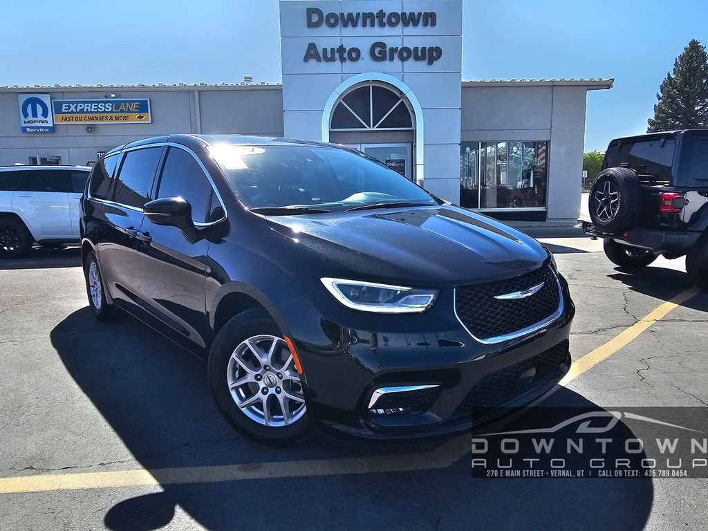 2024 Chrysler Pacifica Touring L's photo