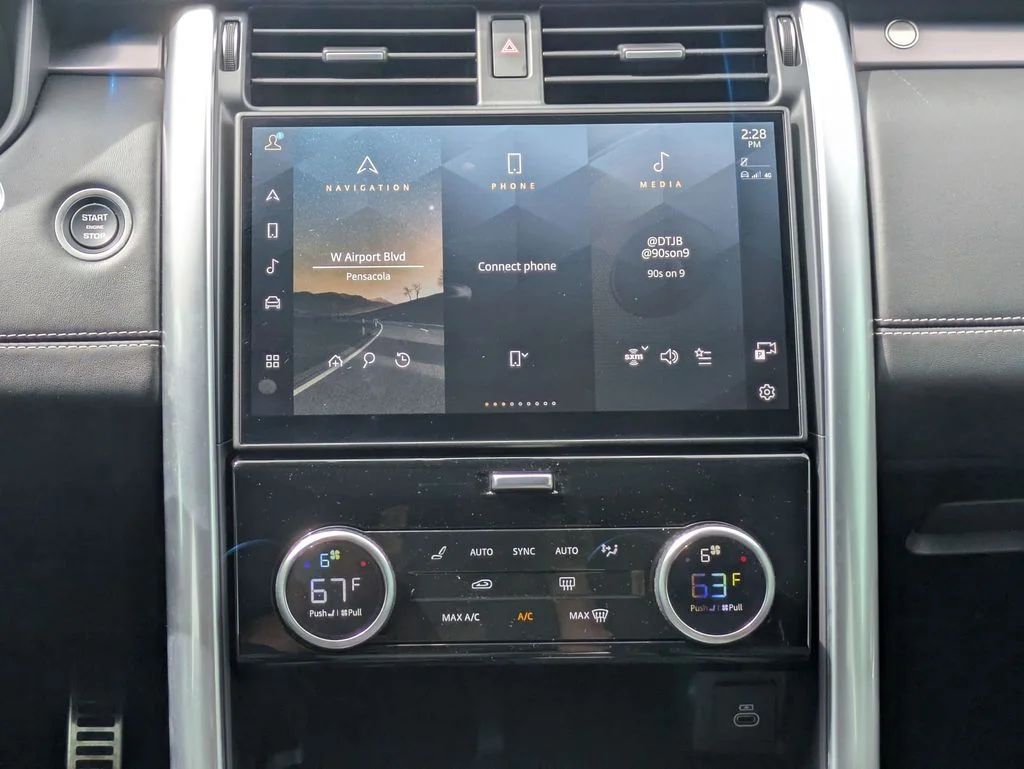 Used 2025 White Land Rover Metropolitan Edition image 18