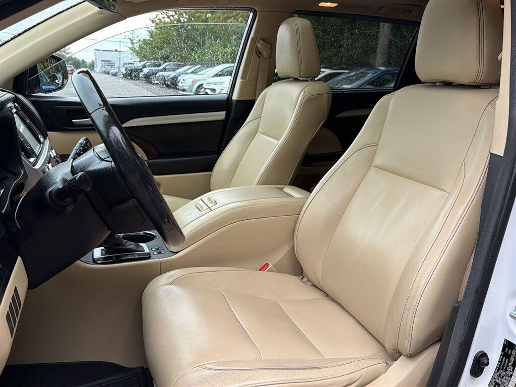 Used 2017 Blizzard Pearl Toyota XLE image 2