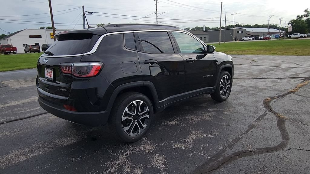Used 2023  Jeep Limited image 8