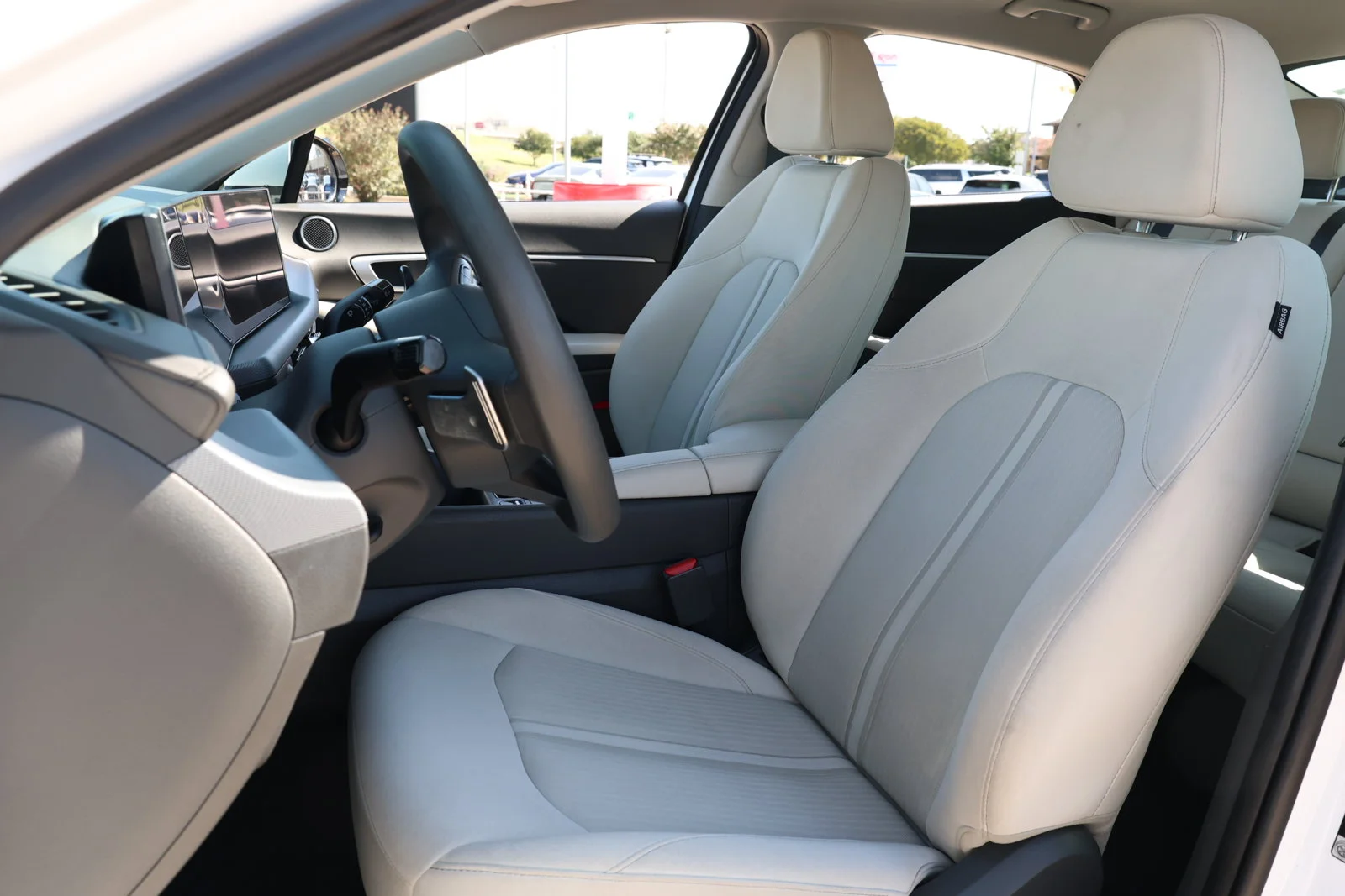 Used 2025 White Hyundai SEL image 29