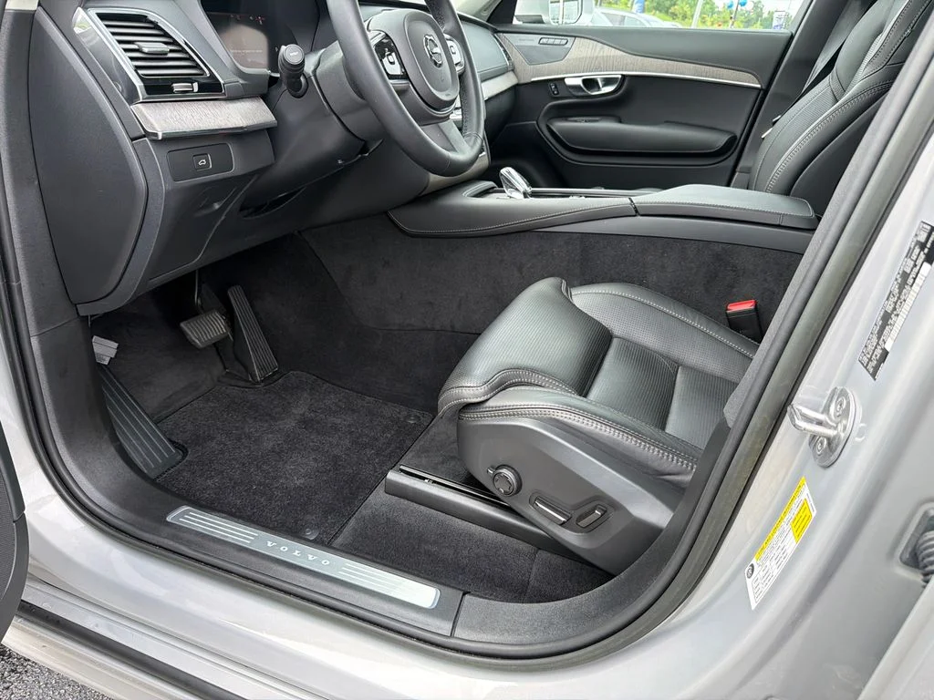 Used 2023 Silver Volvo Ultimate image 9