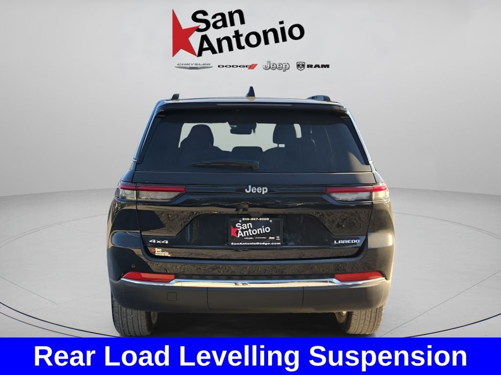 New 2025 Diamond Black Crystal Pearl-Coat Exterior Paint Jeep Laredo X image 7