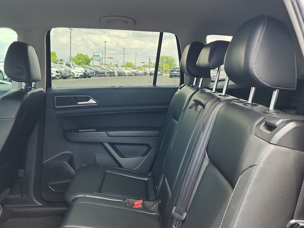 Used 2018 Deep Black Pearl Volkswagen 3.6L V6 SE image 12
