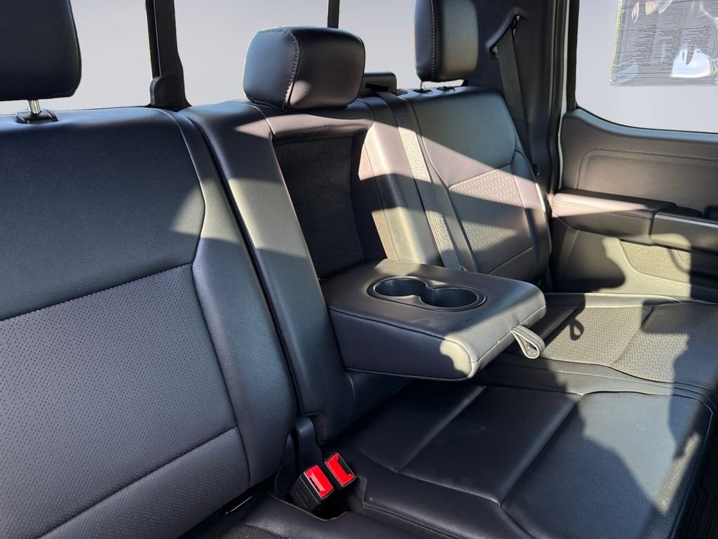 Used 2025  Ford Lariat image 19