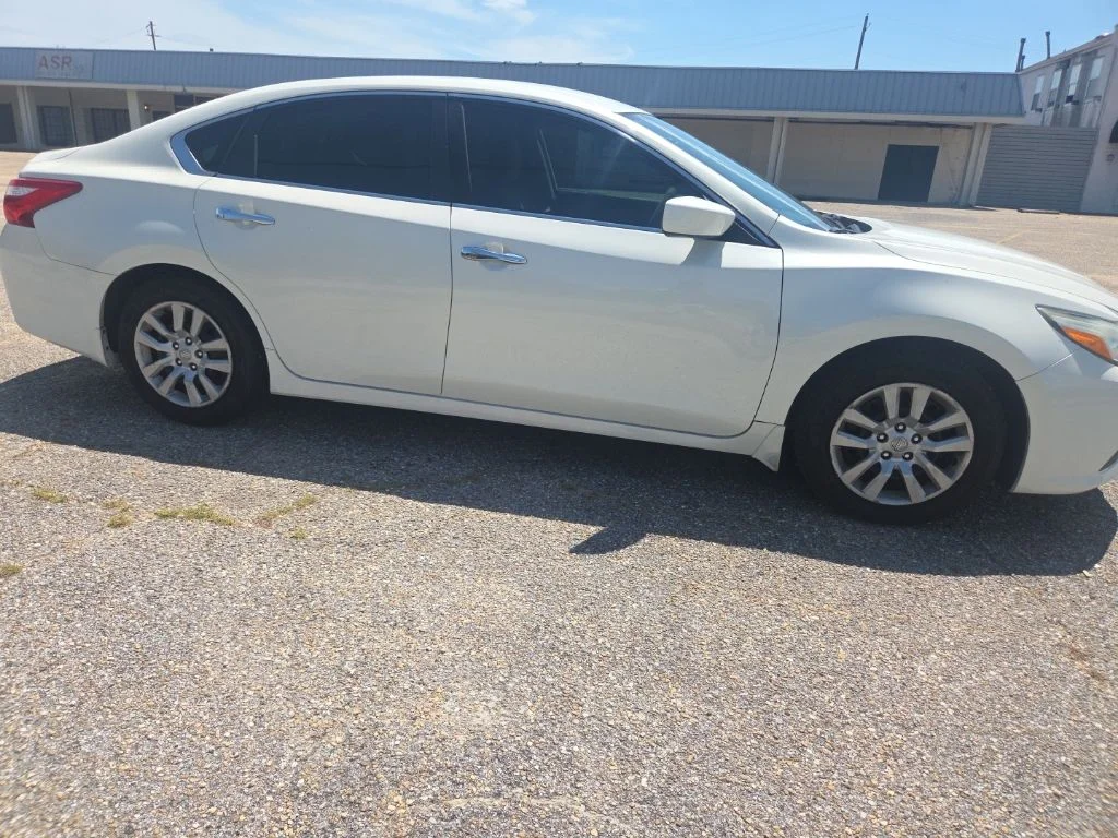 Used 2017 White Nissan 2.5 S image 15
