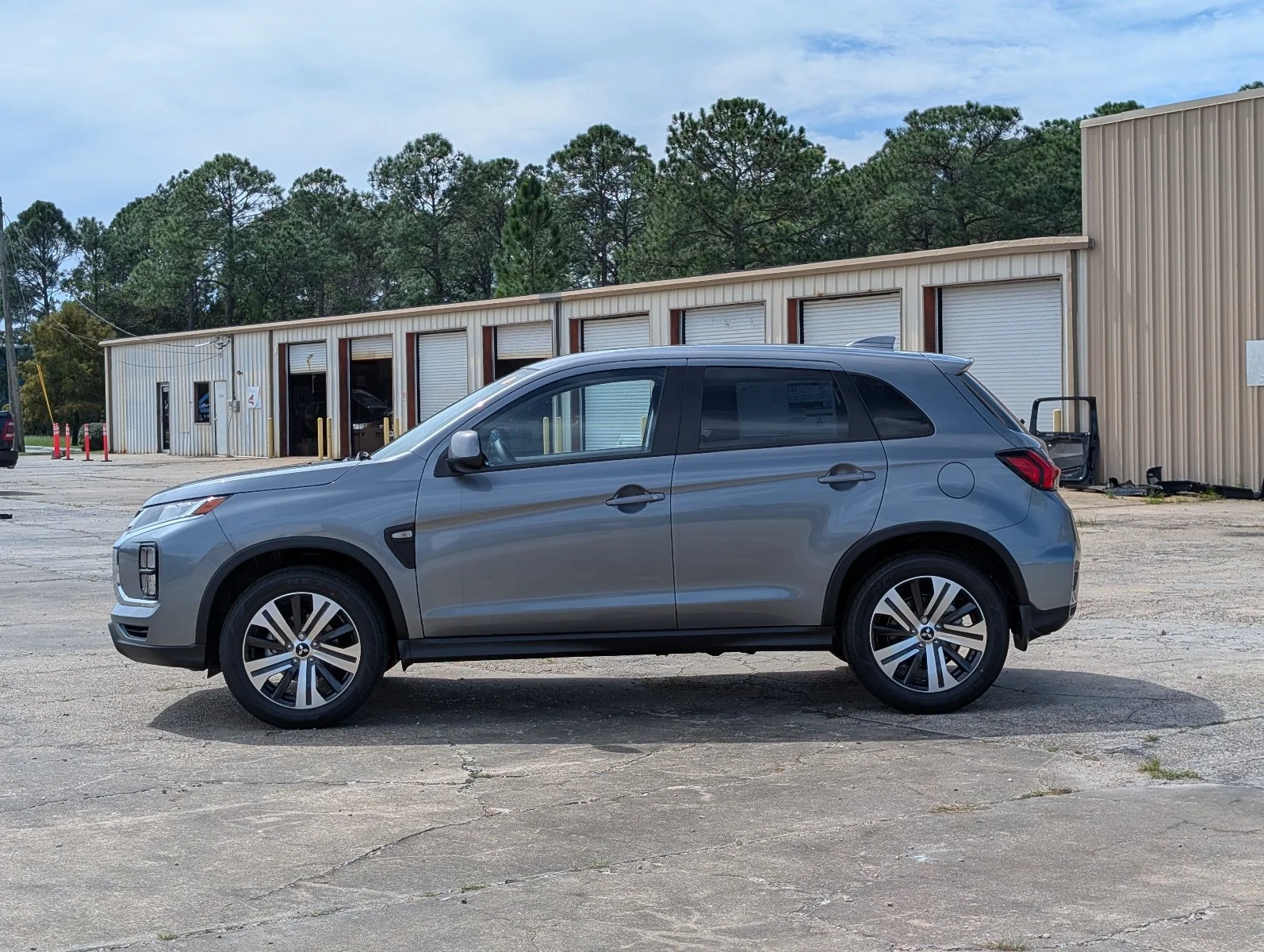 New 2027 Gray Mitsubishi 2.0 ES image 2