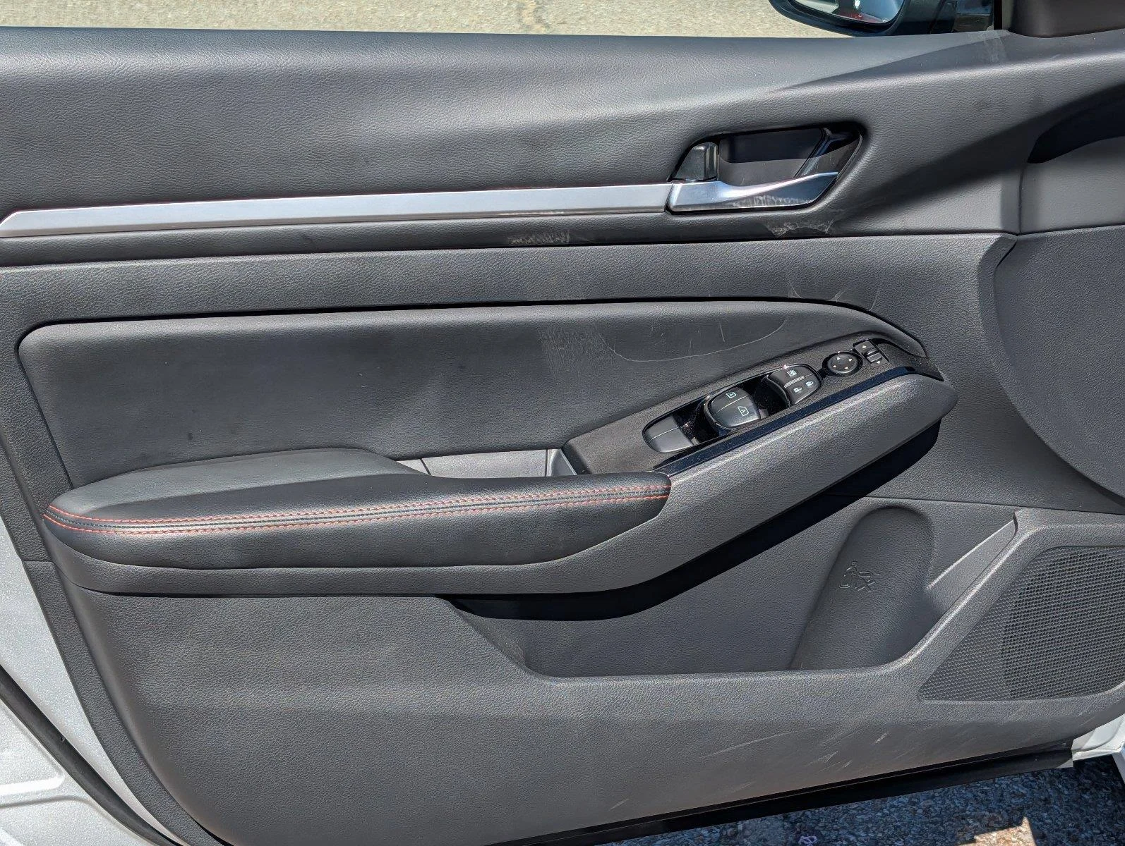 Used 2025 Silver Nissan SR image 15
