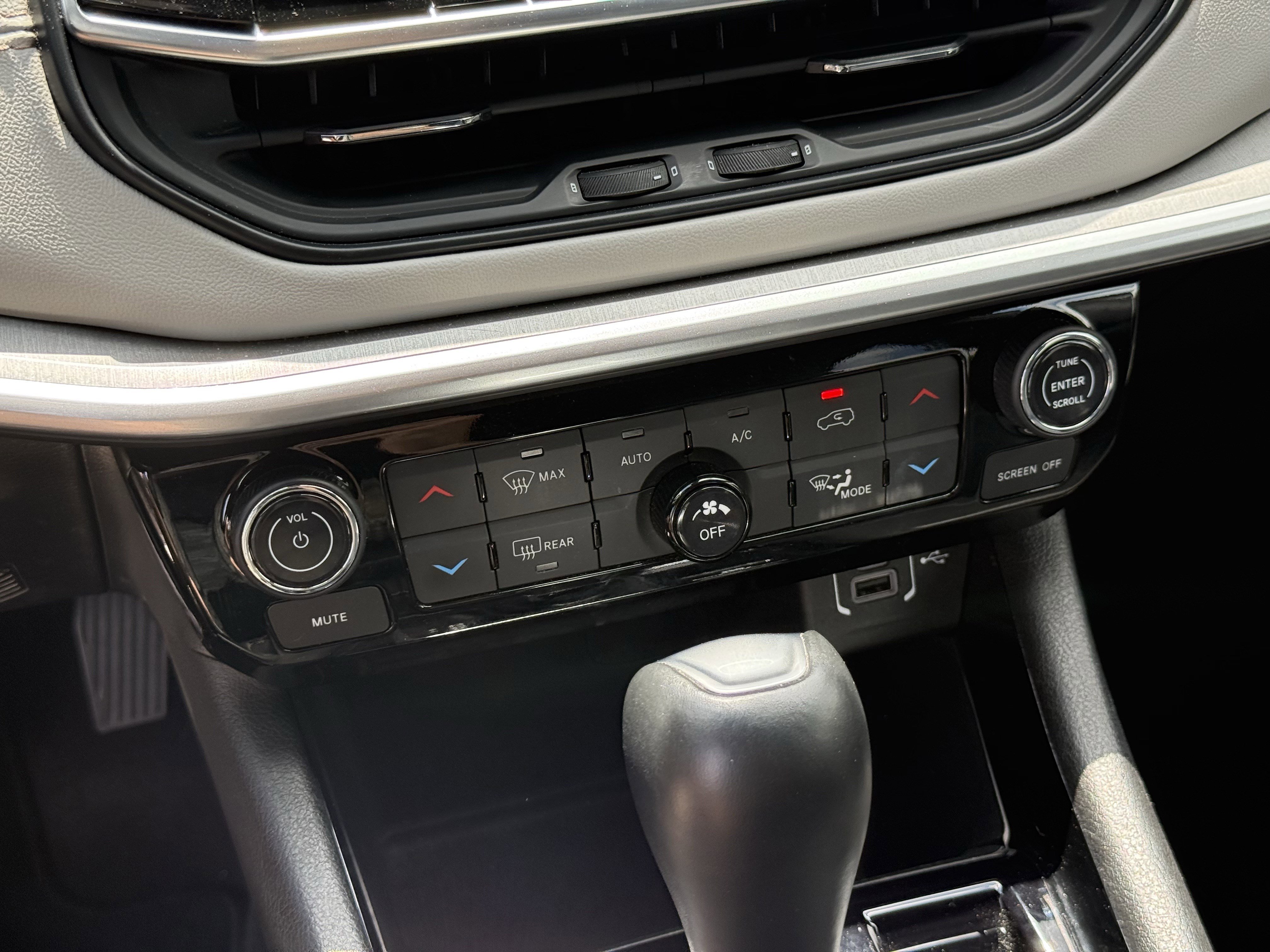 Used 2025 Silver Zynith Metallic Clearcoat Jeep  image 21