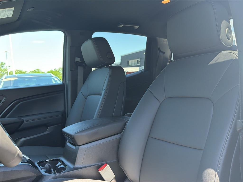 Used 2025 Wh Chevrolet  image 5