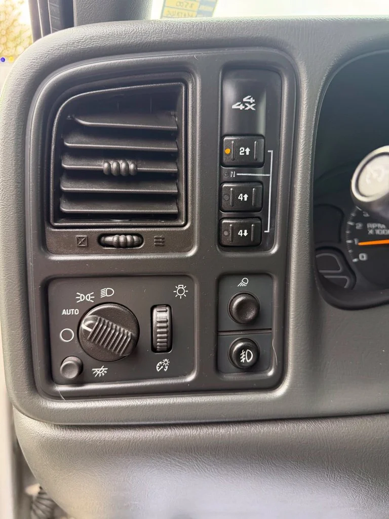 Used 2005 Silver Chevrolet LS image 12