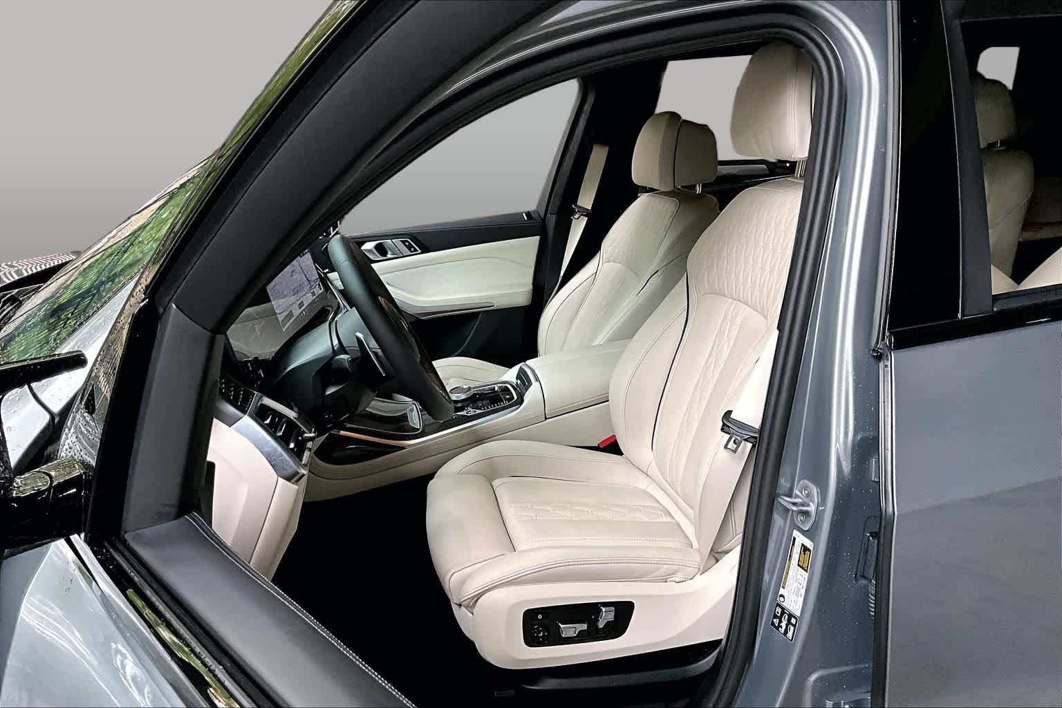 Used 2025 Skyscraper Grey Metallic BMW M60i image 7