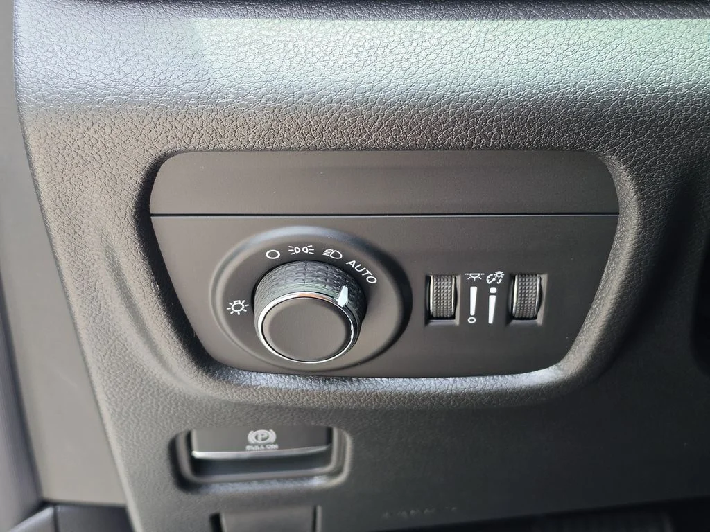 New 2026 Silver Zynith Exterior Paint Jeep Altitude image 26