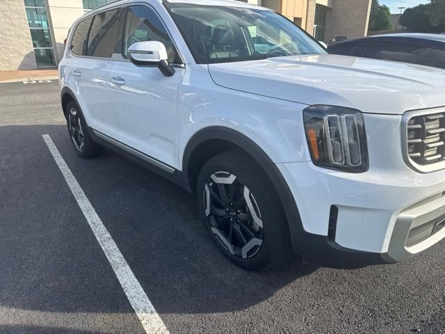 Used 2024 White Kia S image 2