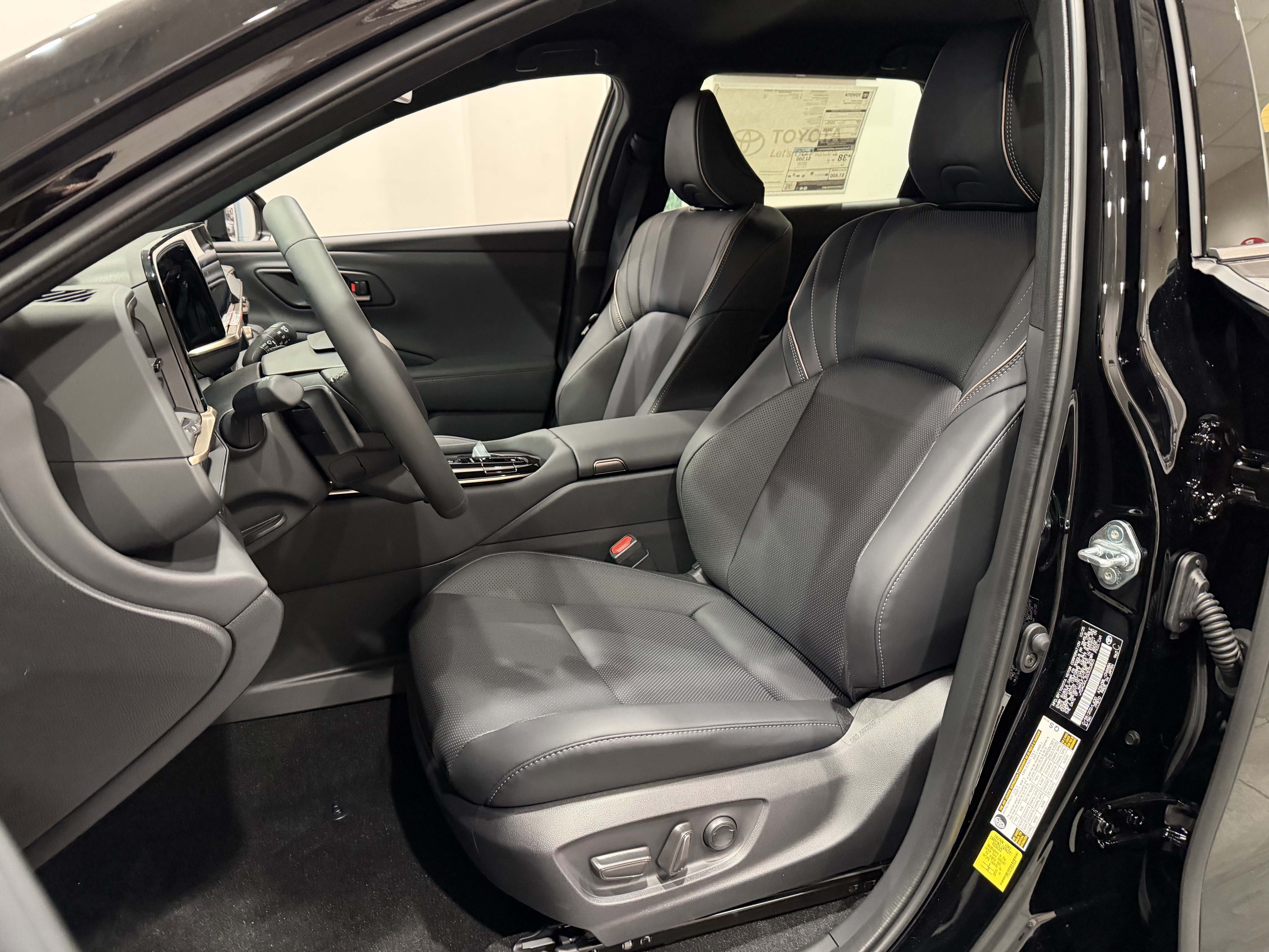 2025 Toyota Crown Signia XLE - Photo 28