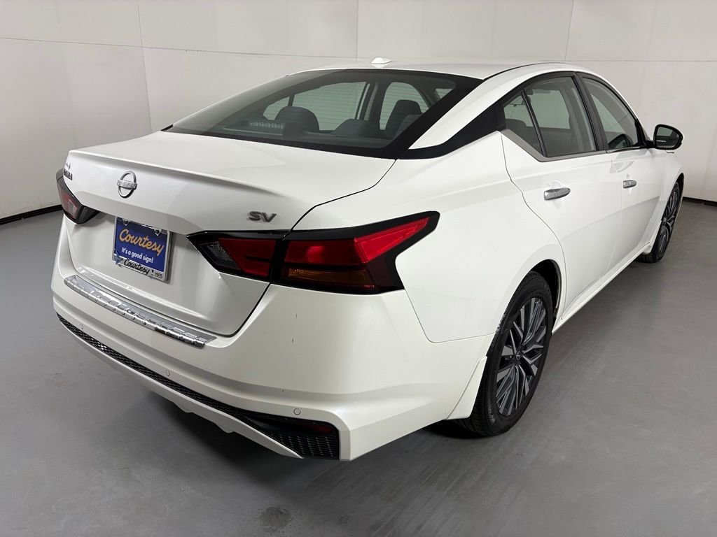 Used 2023 White Nissan 2.5 SV image 8
