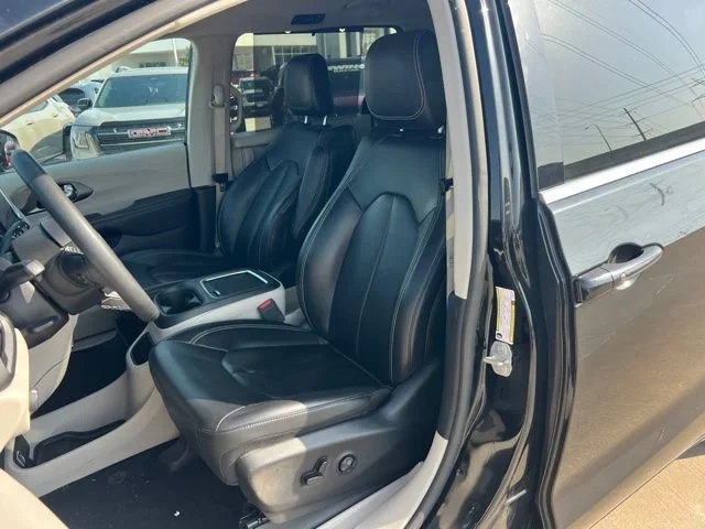 Used 2023 Black Chrysler Touring L image 6
