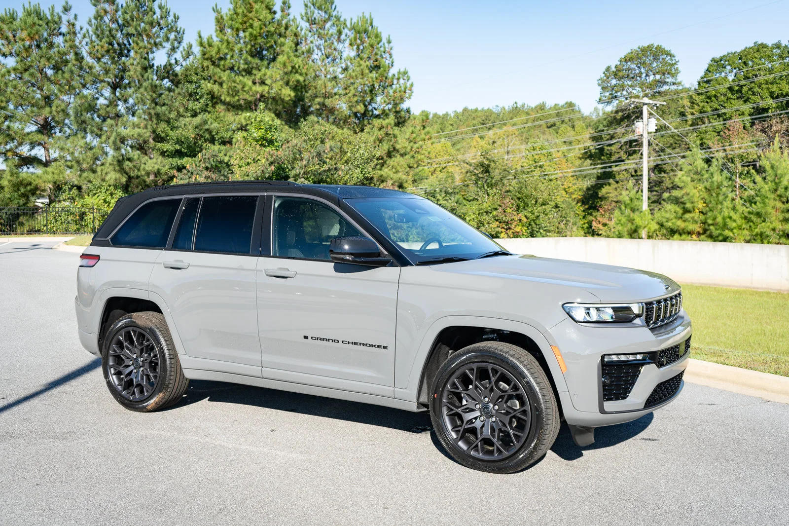 New 2027 Sting-Gray Clear-Coat Paint Jeep Summit image 21