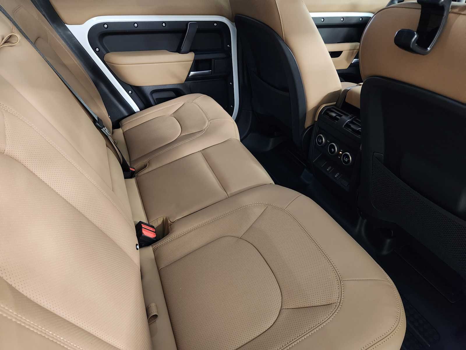 New 2026 Fuji White Land Rover X-Dynamic SE image 31