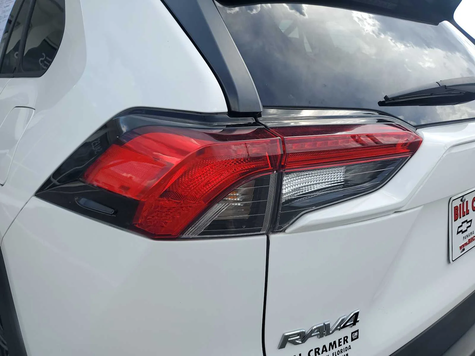 Used 2022 White White Toyota LE image 4