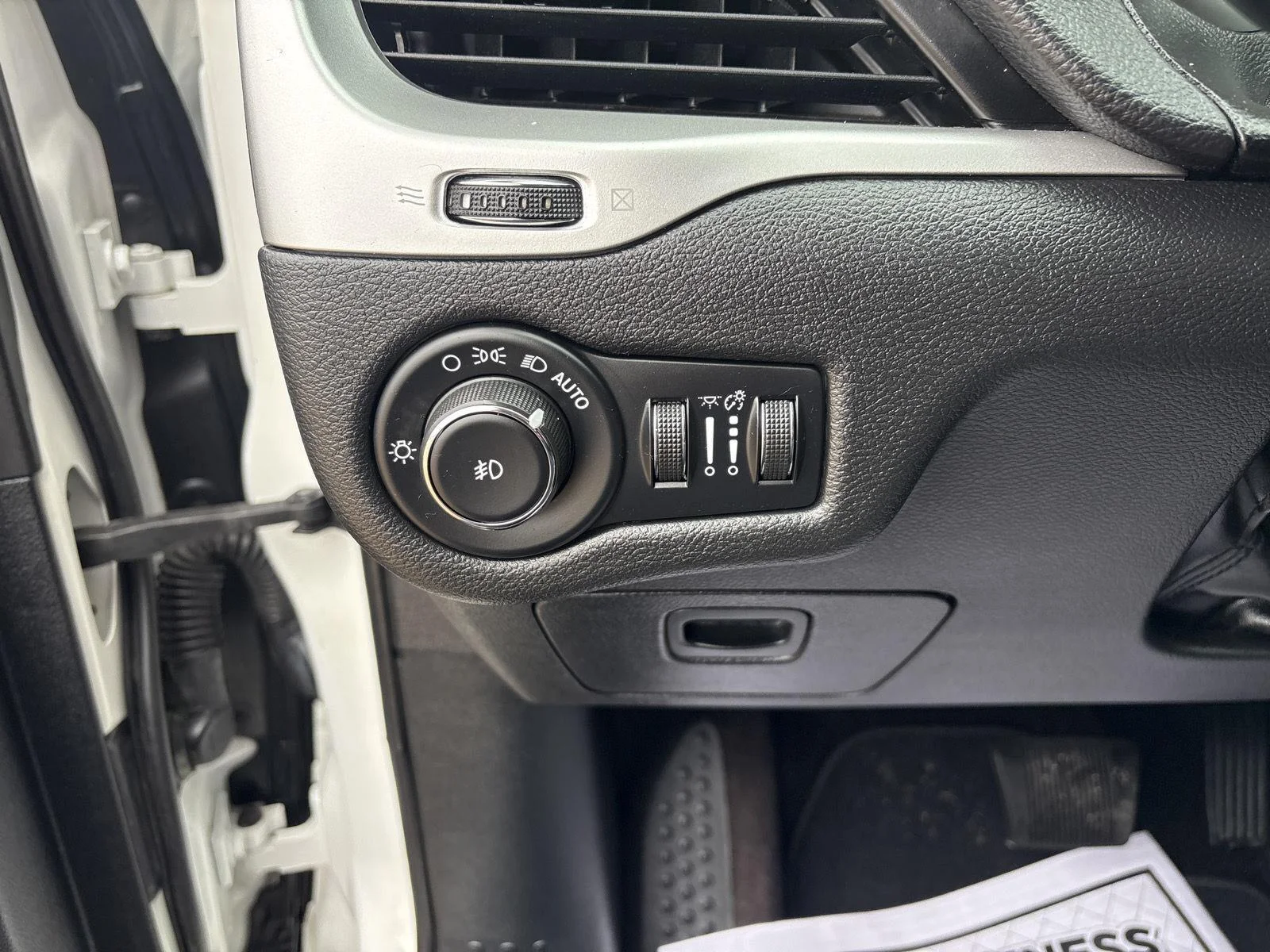 Used 2017 Bright White Clearcoat Jeep Limited image 19