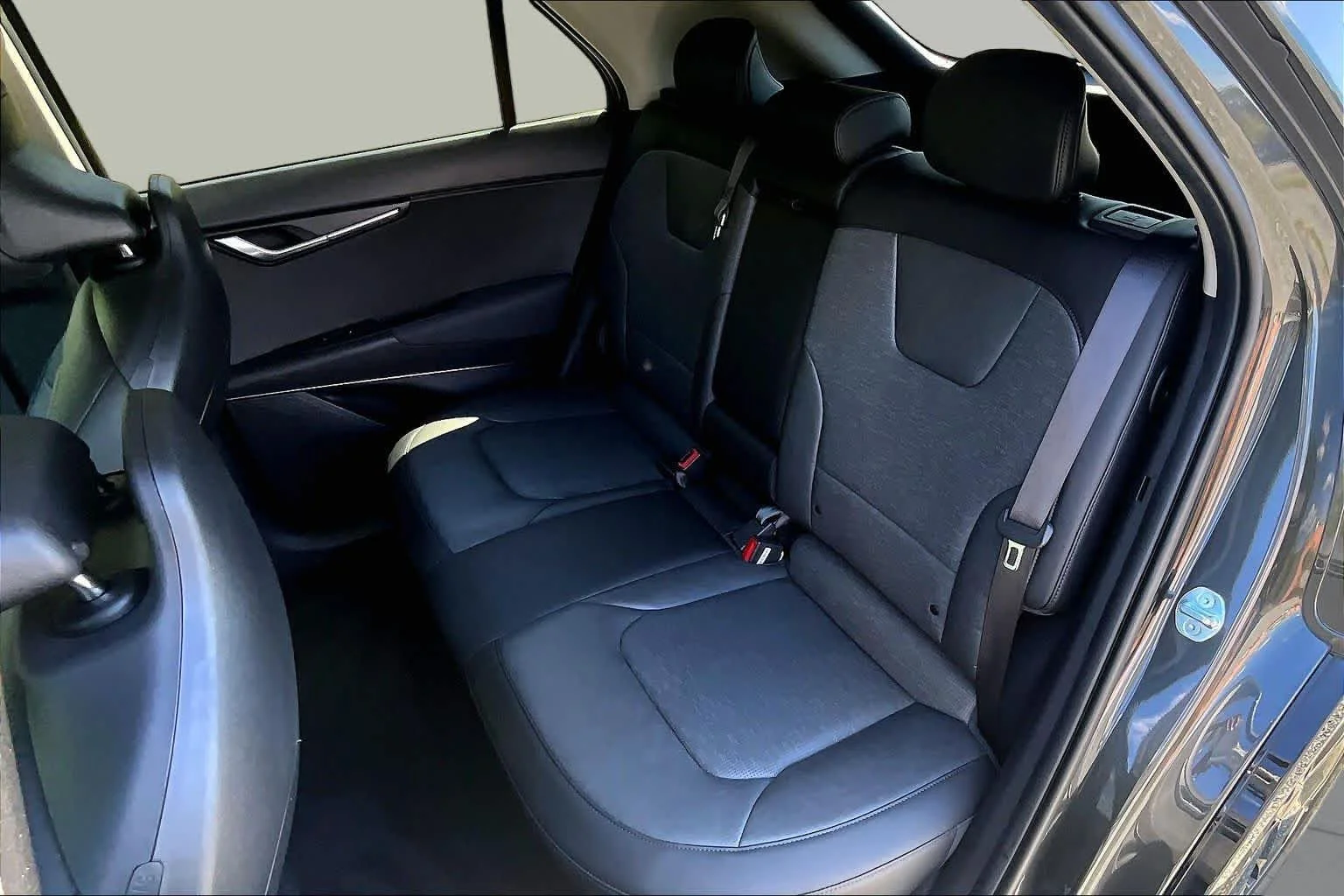 Used 2024 Graphite Gray Kia Wave image 19