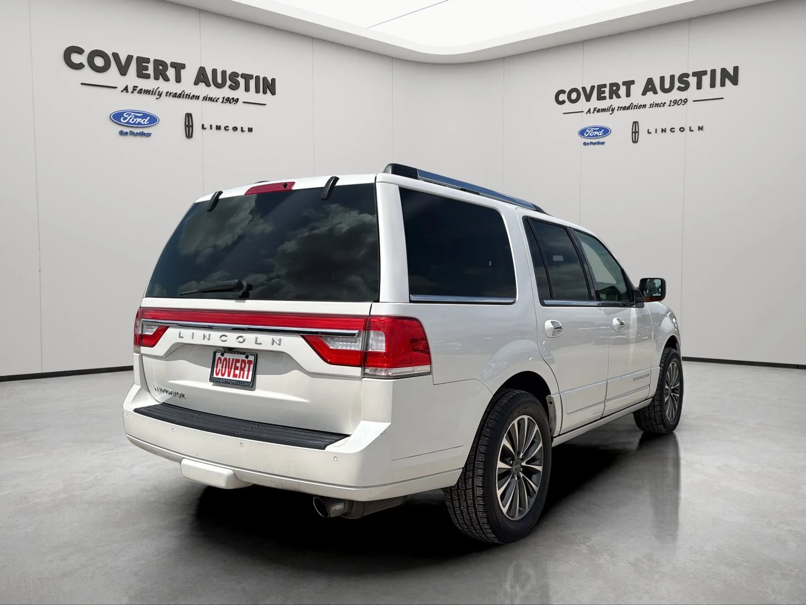 Used 2017 White Lincoln Select image 3