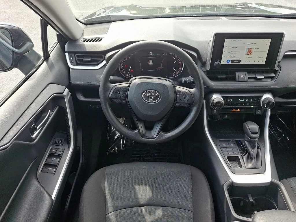 2025 Toyota RAV4 XLE - Photo 10