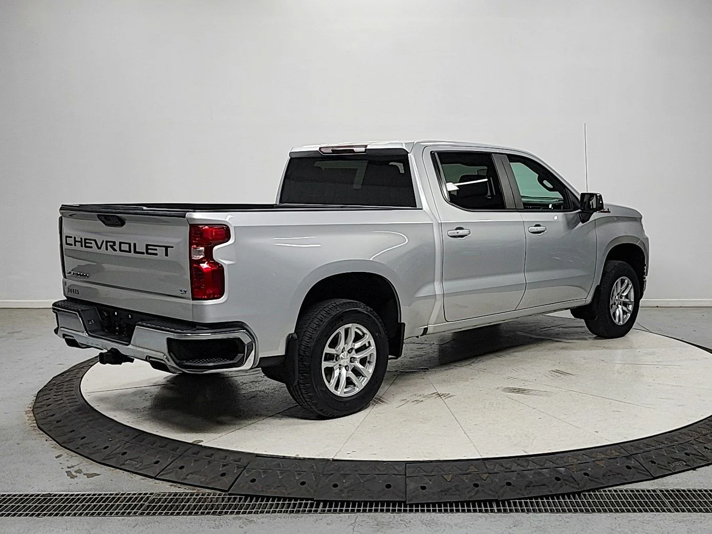 Used 2019 Silver Chevrolet LT image 7