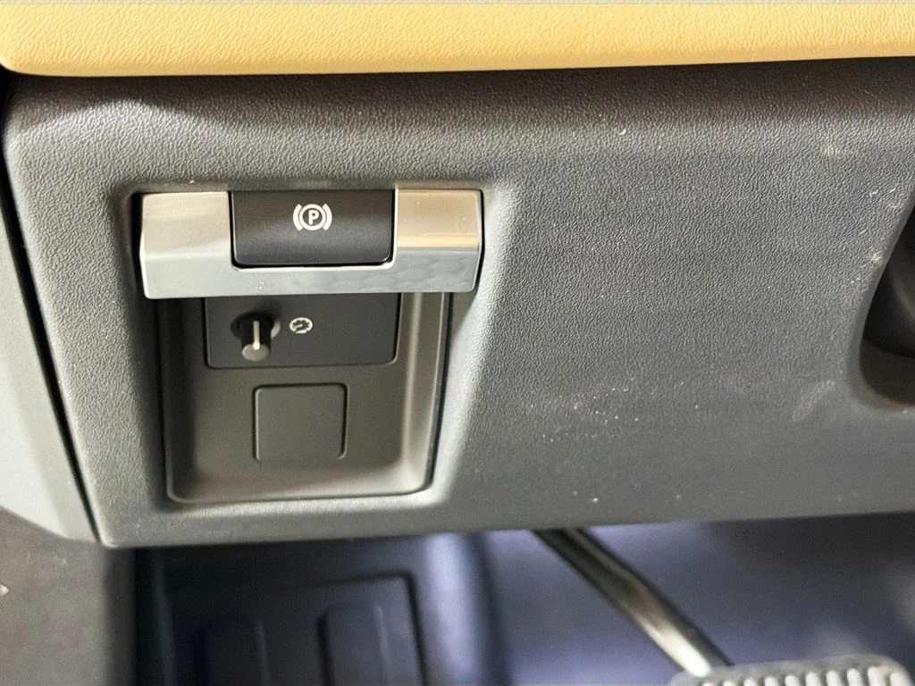 New 2026 Woolstone Green Land Rover X-Dynamic SE image 10