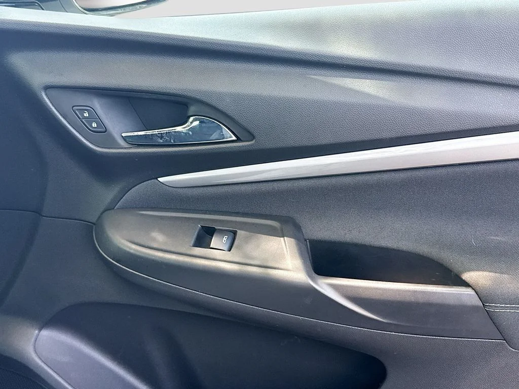 Used 2022 White Chevrolet LT image 31