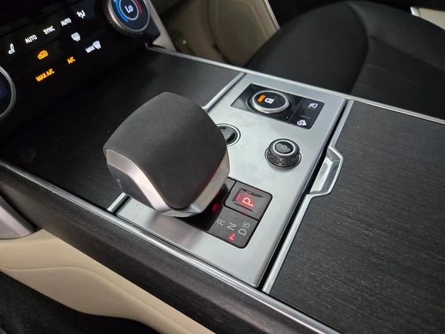 Used 2023 White Land Rover SE image 23