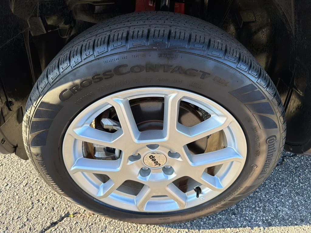Used 2023 Red Jeep Latitude image 11