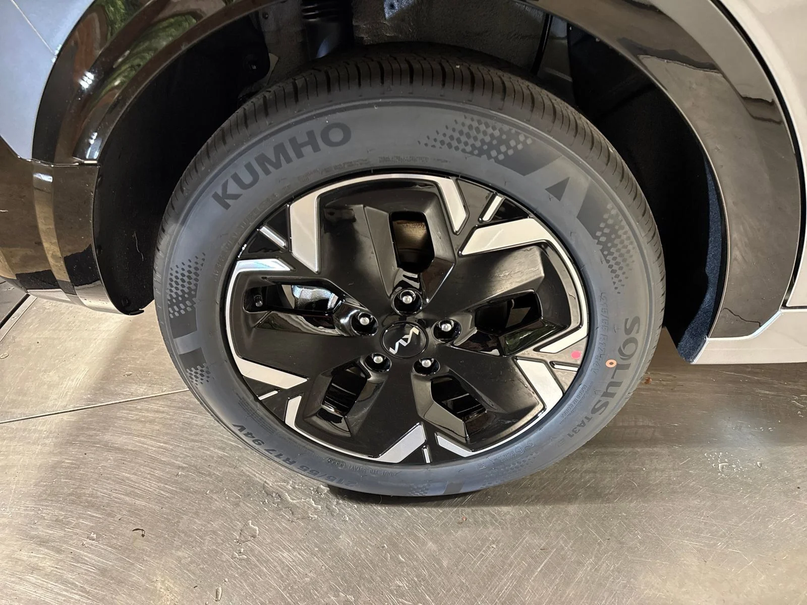 New 2026 Steel Gray Kia Wind image 14