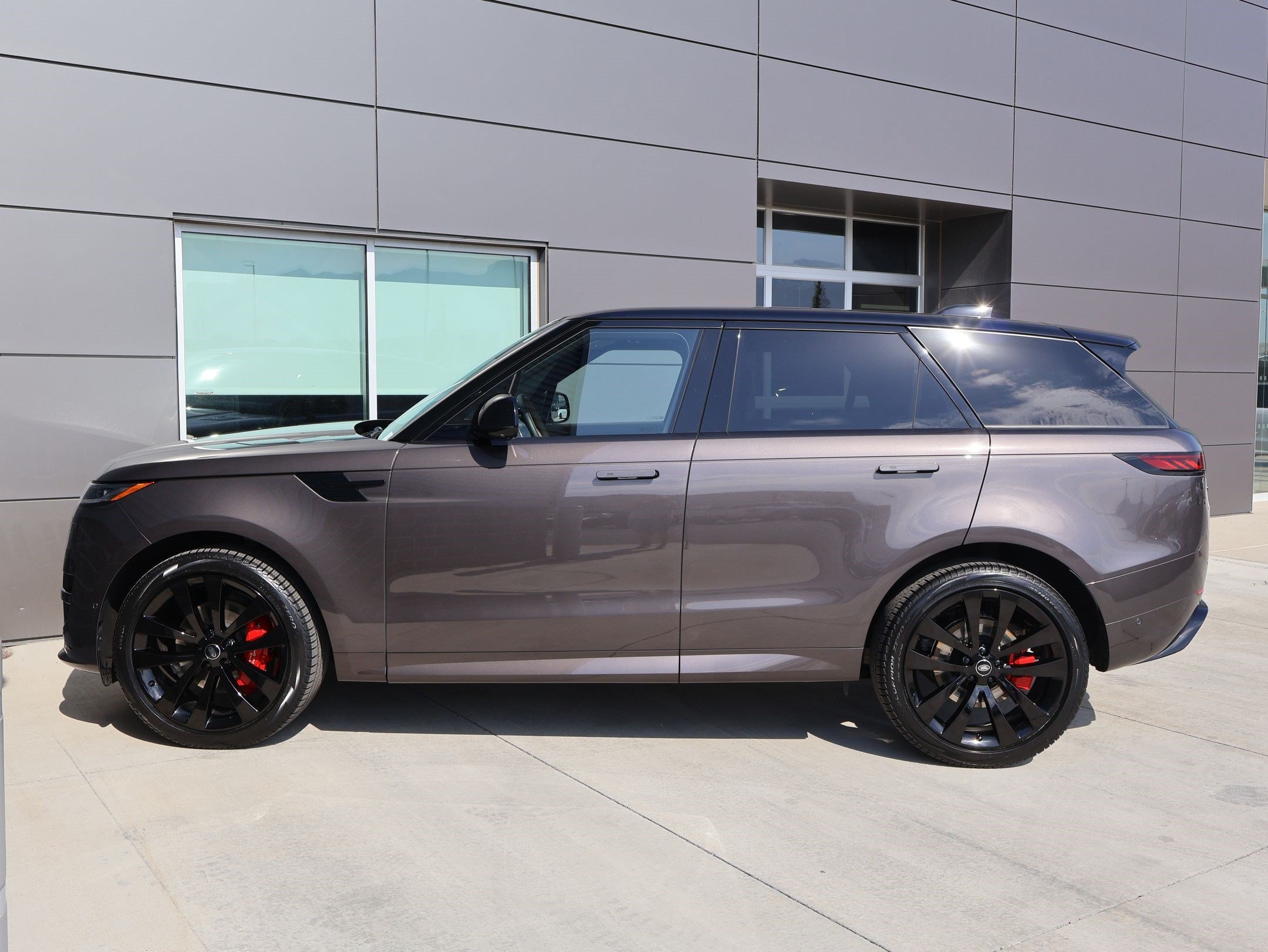 Used 2025 Charente Grey Prem Met Land Rover Dynamic SE image 9