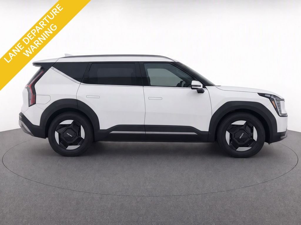 Used 2024 White Kia Wind image 8