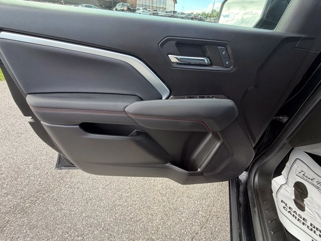 Used 2023 Black Chevrolet Z71 image 14