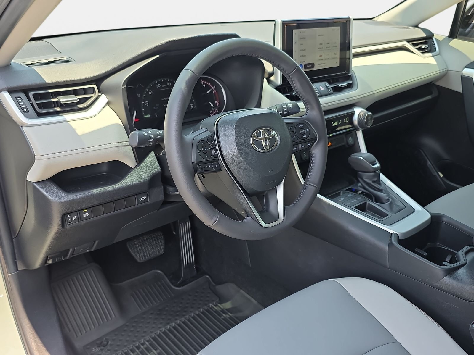 Used 2023  Toyota XLE Premium image 16