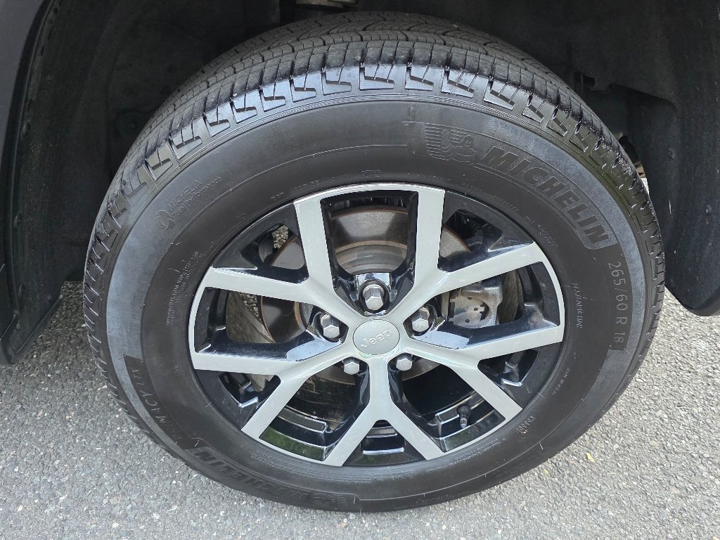 Certified Used 2025 Diamond Black Crystal Pearl Coat Jeep Limited image 6