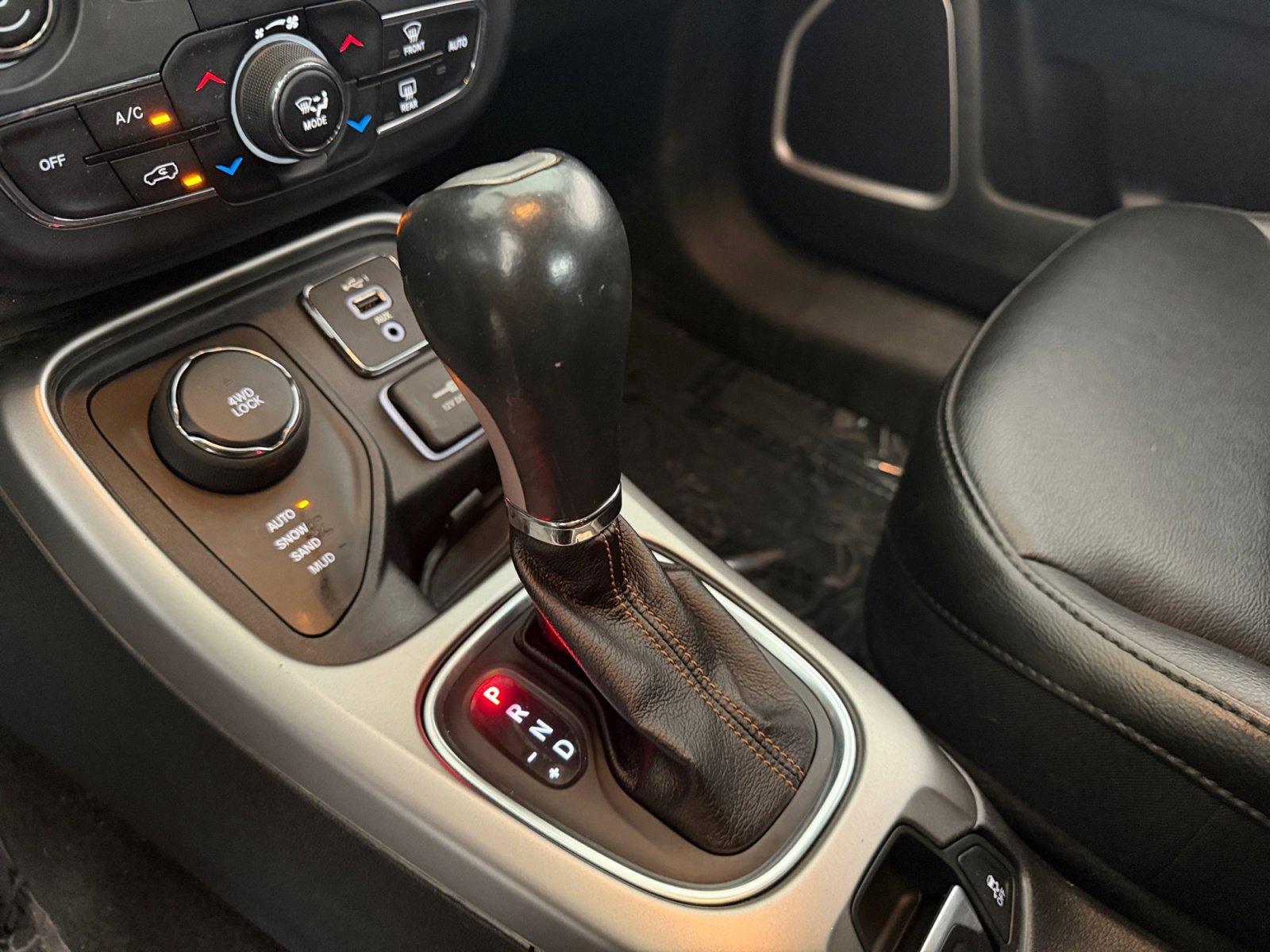 Used 2019 Diamond Black Crystal Pearlcoat Jeep Latitude image 23