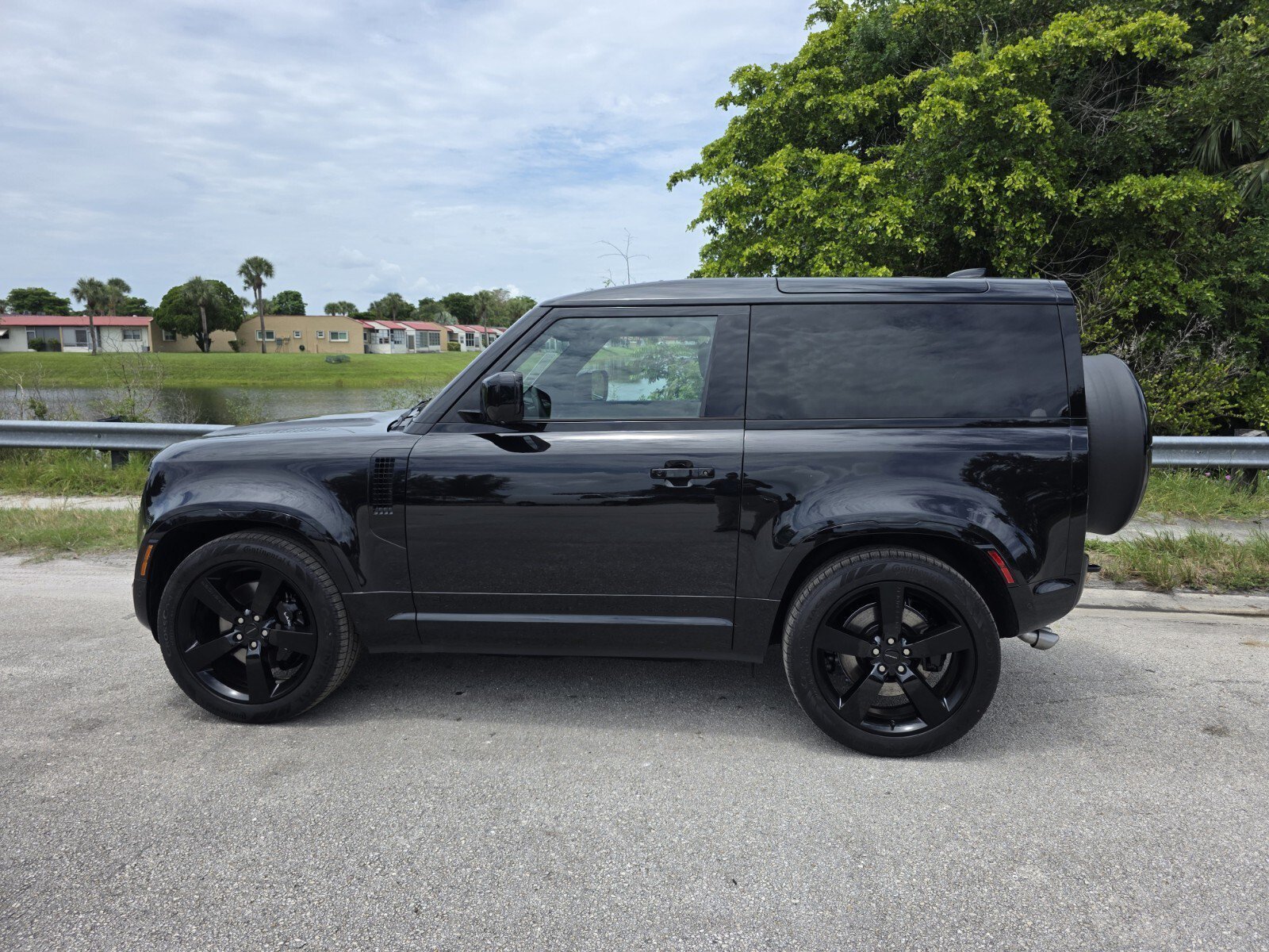 New 2026 Santorini Black LAND ROVER V8 image 7