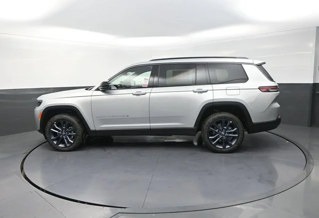 New 2026 Silver Zynith Exterior Paint Jeep Limited image 6