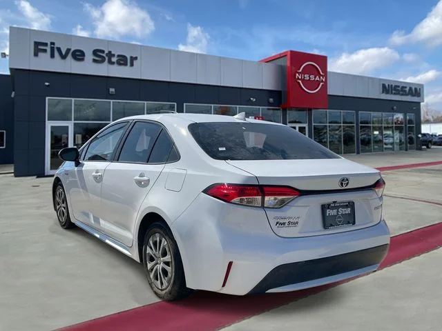 Used 2020 White Toyota LE image 4