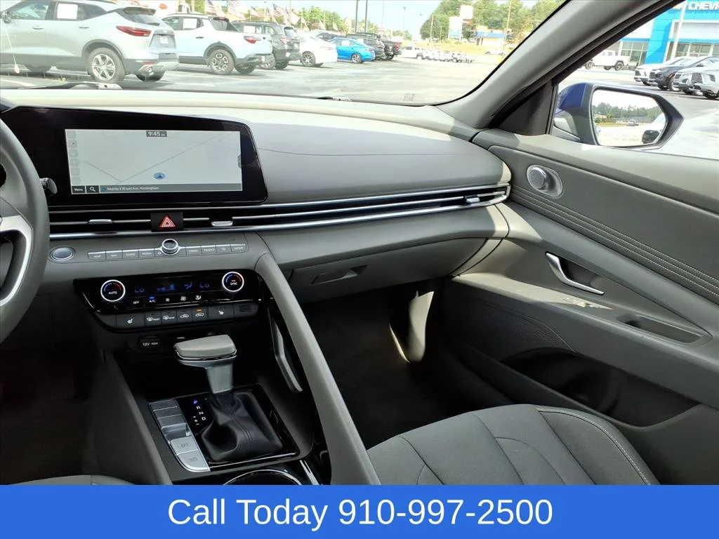 Used 2025 Blue Hyundai SEL Convenience image 24