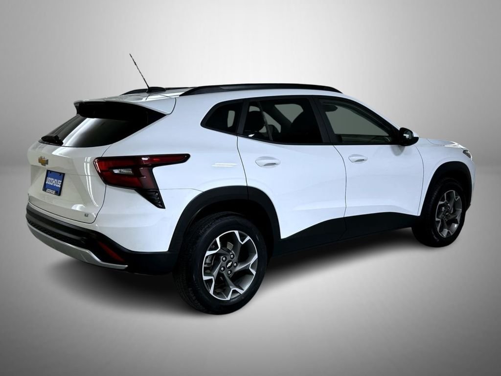 Used 2025 White Chevrolet LT image 5
