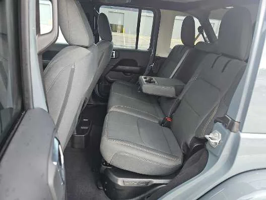 Used 2025 Anvil Clearcoat Jeep Backcountry image 9