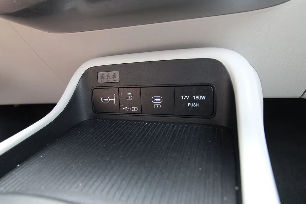 Used 2025 Black Hyundai SEL image 24