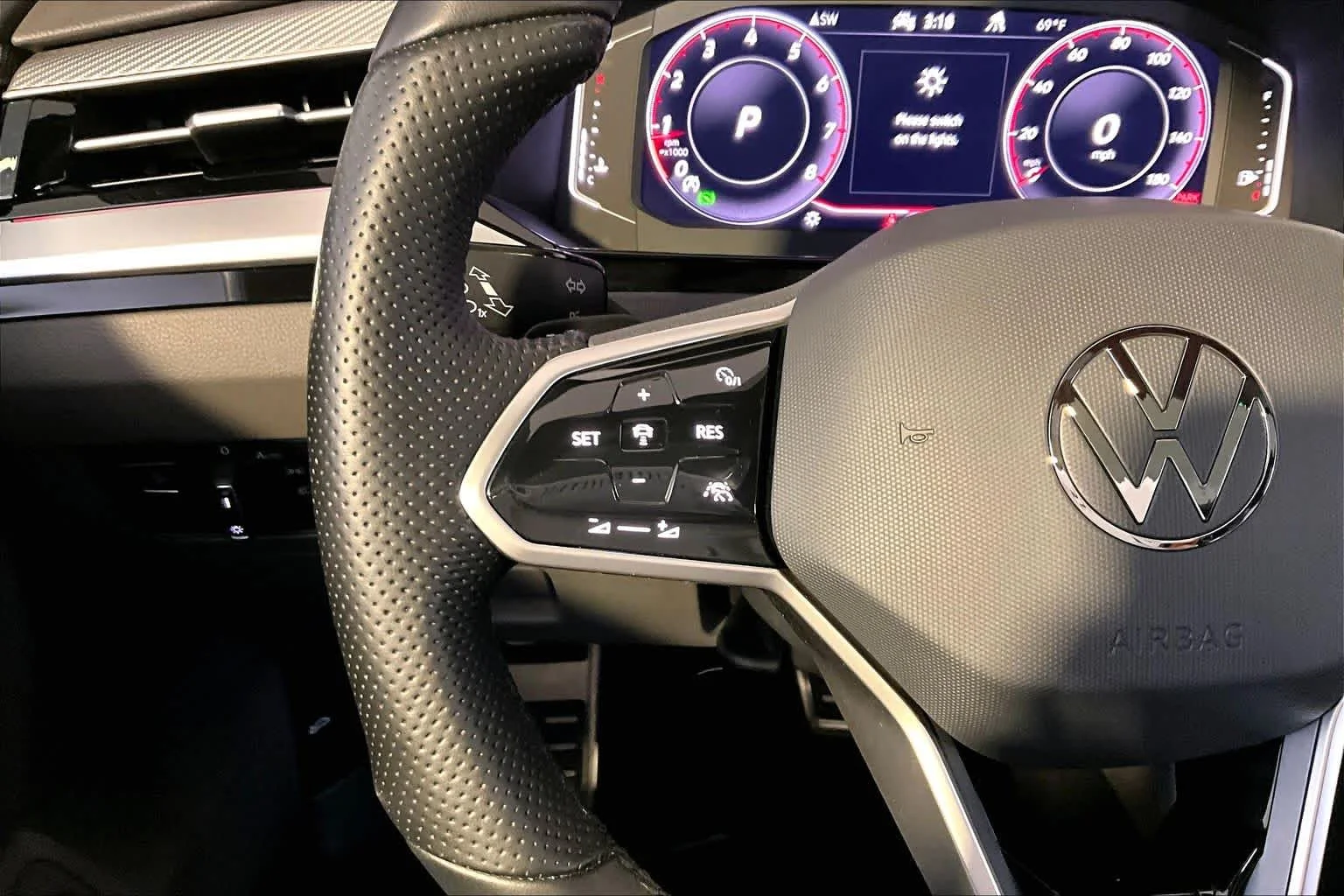 Used 2022 Oryx White Pearl Volkswagen SEL R-Line image 24